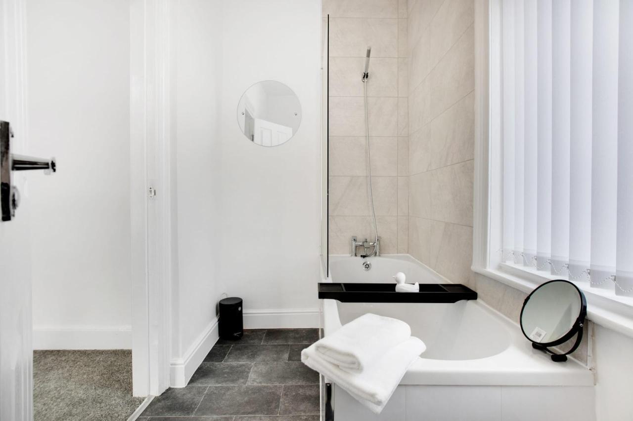 Stunning 4-Bedroom, 2 Bathrooms In Sunderland Sunderland  Luaran gambar